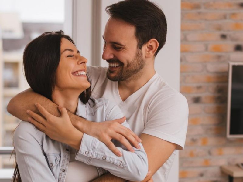 علاقة زوجية أفضل في 8 خطوات فقط .. كيف تصبح علاقتك بزوجتك رائعة؟